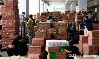 德州高溫下的“冷職業(yè)” 溫差56℃！冷庫搬運(yùn)工穿棉衣運(yùn)貨搬運(yùn)服務(wù)
